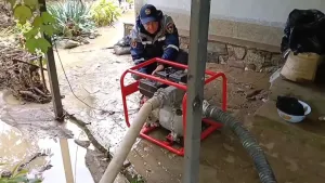 В Судаке спасатели откачали воду из подтопленного помещения