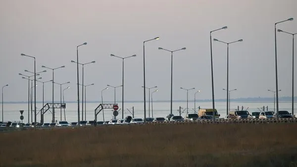 На выезде с полуострова через Крымский мост выросла очередь