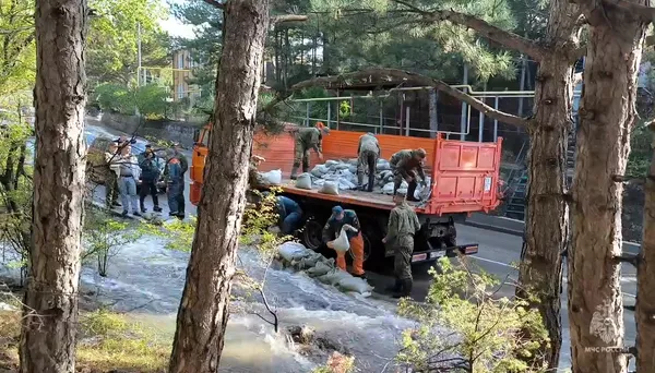 Из зоны подтопления в Большой Ялте эвакуировали 19 человек