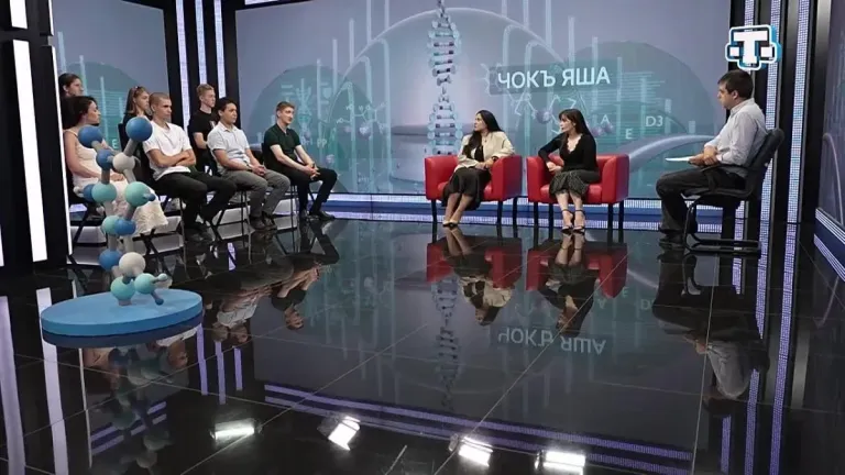 В Симферополе будущие отцы учатся уходу за ребёнком на манекене