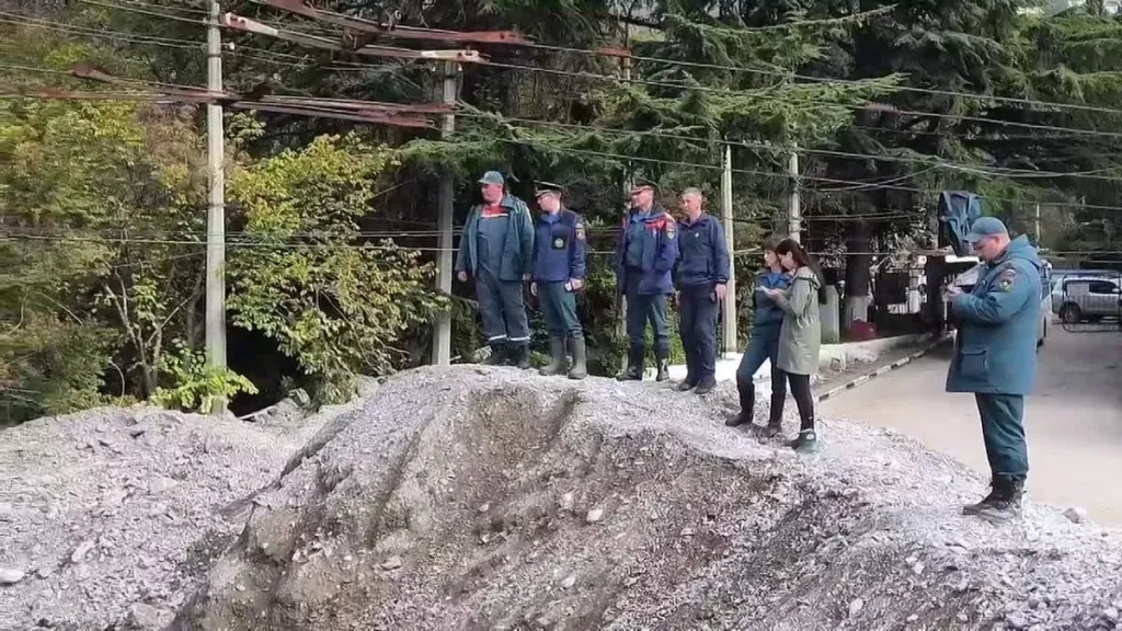 В Ялте освободили от воды 24 объекта, восемь ещё подтоплены