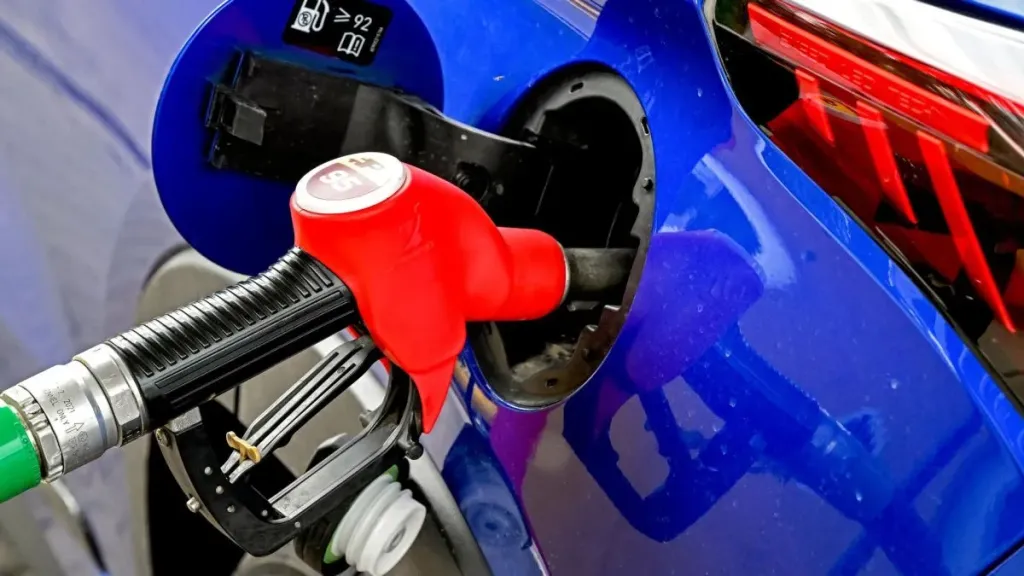 Бензин АИ-92 и АИ-95 продают в Крыму 25 октября