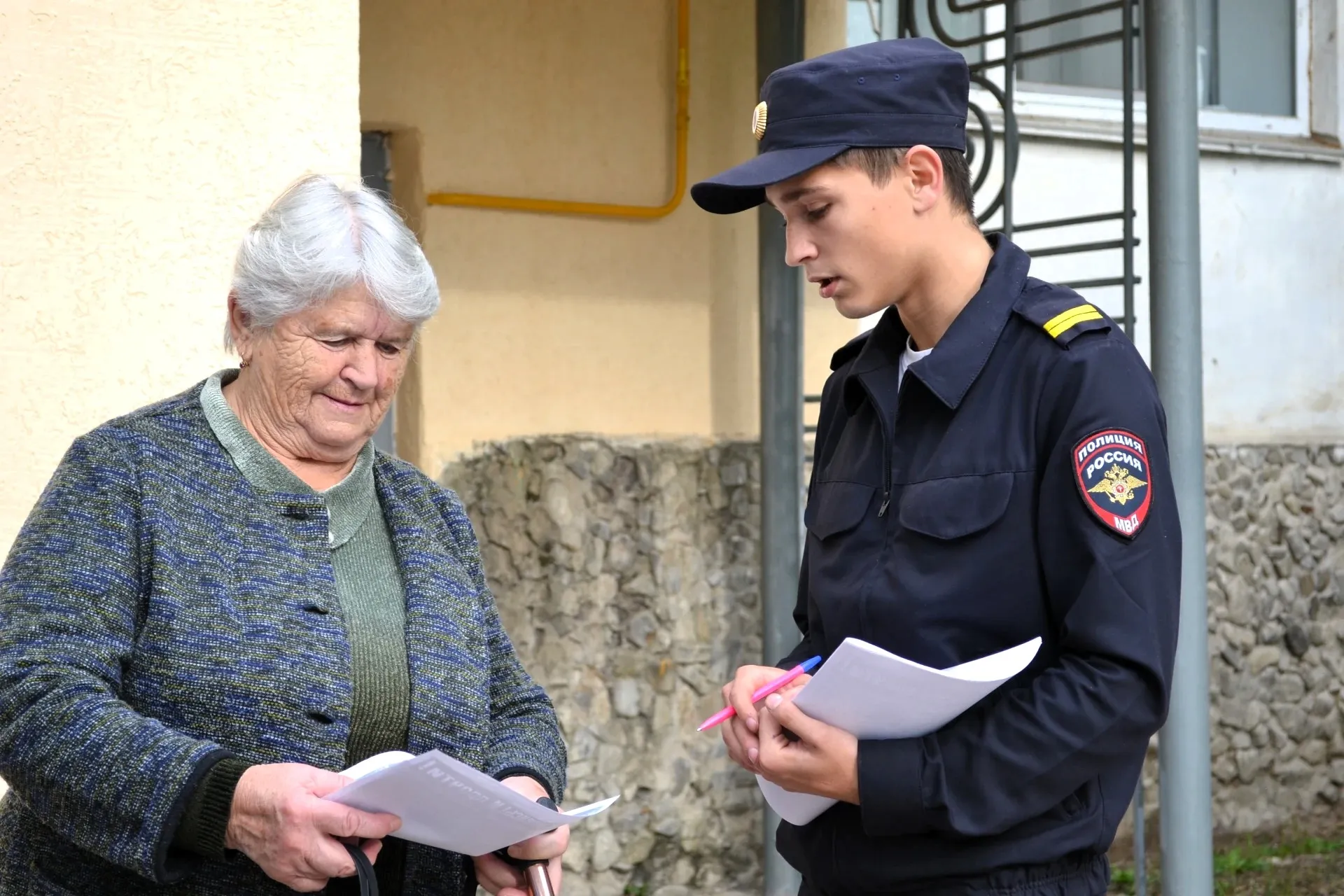 В Бахчисарае полицейские и активисты рассказали пожилым о мошенниках