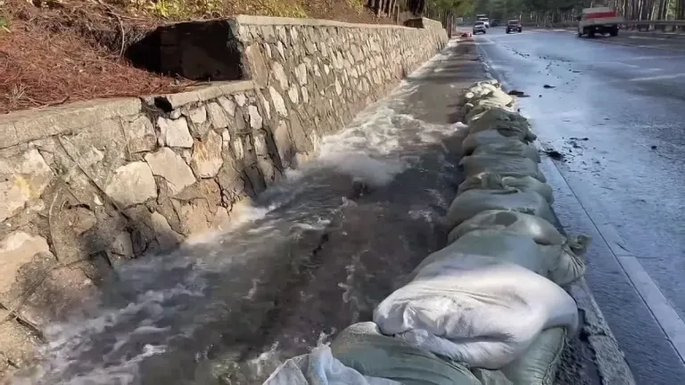 На трассе Ялта — Севастополь вода вышла на проезжую часть