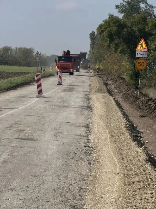 В селе Ломоносово ремонтируют 5,5 км дороги