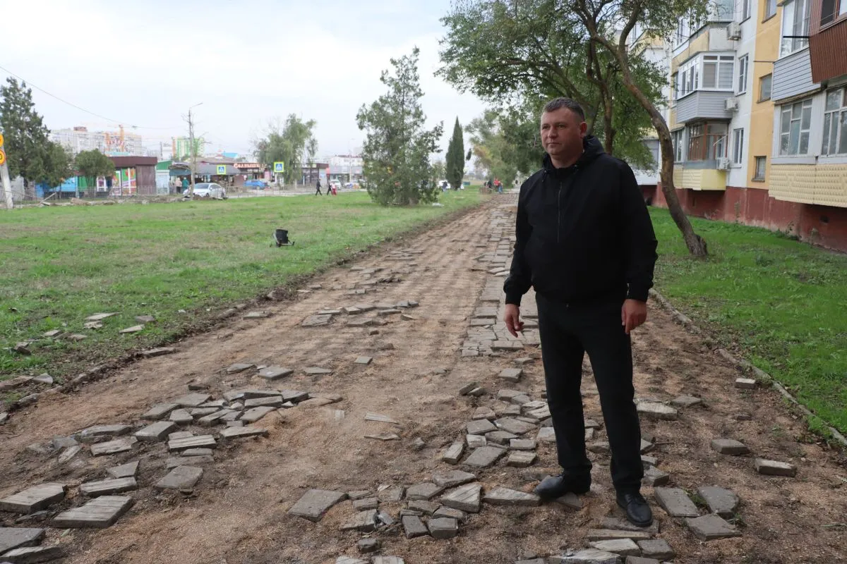 В Керчи на Ворошилова ремонтируют дорогу и строят две парковки
