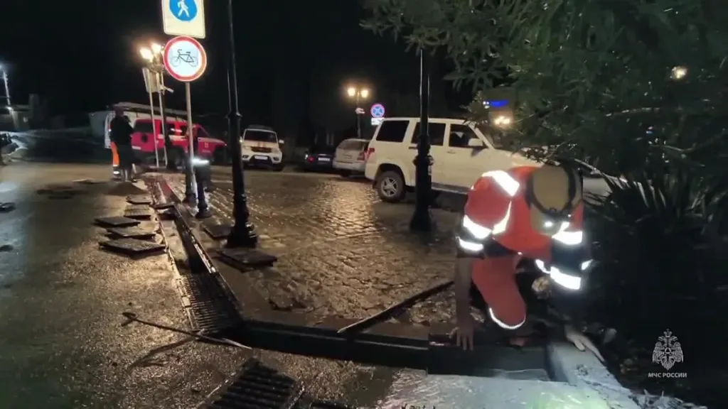 В Большой Ялте круглосуточно устраняют последствия паводка