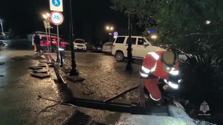 В Большой Ялте круглосуточно устраняют последствия паводка
