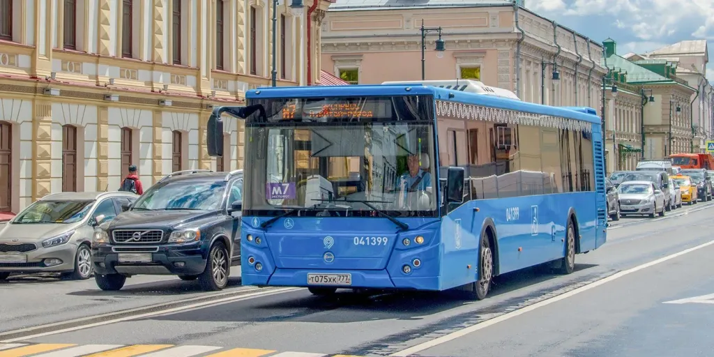 В Алупке автобус № 1 пустили в объезд обрушившейся подпорной стены